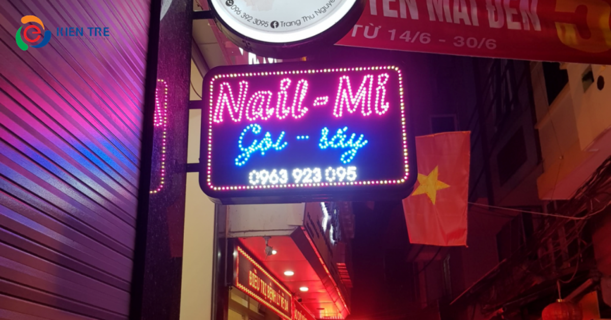 Thiết kế hộp đèn hút nổi giúp tăng nhận diện thương hiệu vào ban đêm