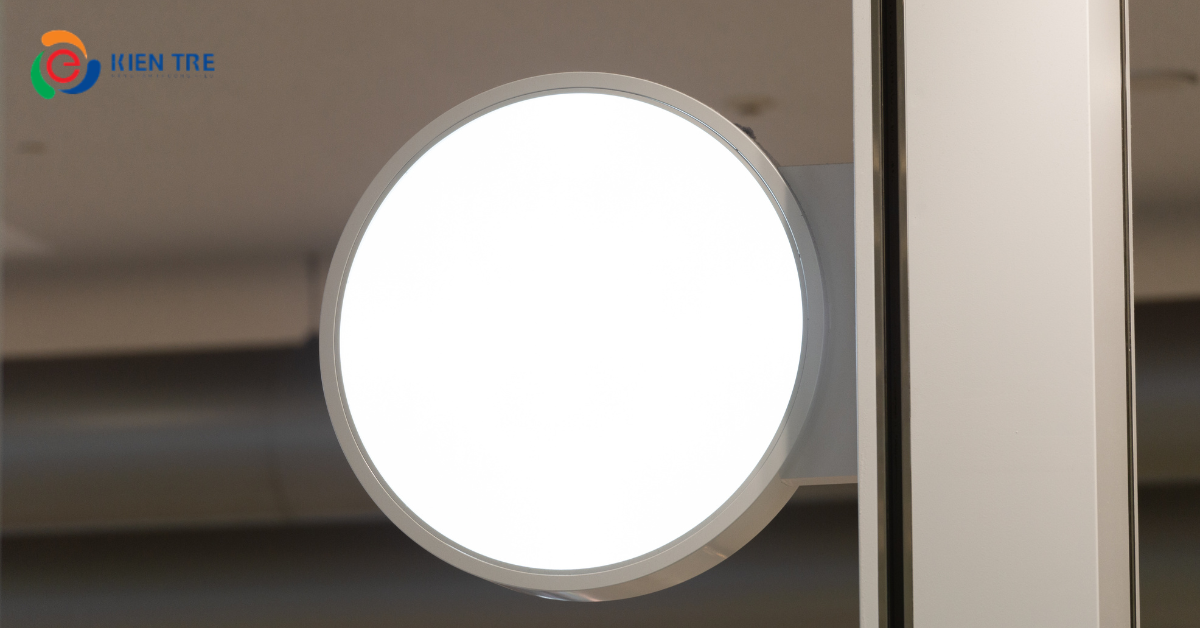 Thi công hộp đèn chắc chắn cho không gian ngoài trời