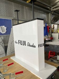 hộp đèn hút nổi cho shop thời trang
